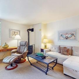 Second-floor condo with 2 shared pools hot tub sauna, Hotel in South Lake Tahoe