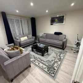 3bed 2bath House-Free Parking-Fast WiFi-Garden-Entire Home-2mins from Train Station-Sleeps 6, hotel in London