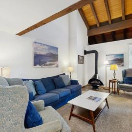 Lakefront retreat with shared pool hot tub & sauna - near shopping & skiing, hotel in South Lake Tahoe