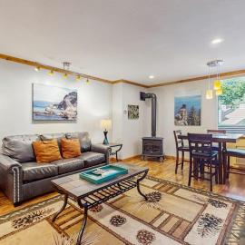 Ideal lake retreat w Easy Beach Access Gas Stove & Open Layout - Skiing Nearby, Hotel in South Lake Tahoe
