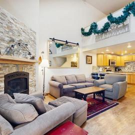 Beautiful condo with shared pool hot tub & sauna - near shopping & skiing, Hotel in South Lake Tahoe