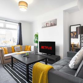 Nr Durham - Free Parking- 2BR Home- Wi-Fi-Sleeps 5、Coxhoeのホテル