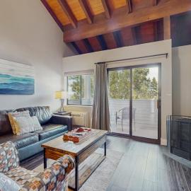 Beautifully Updated Studio Condo with Private Beach Pier Pool Spa, Hotel in South Lake Tahoe