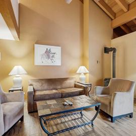 South Lake Tahoe में, होटल Third-floor condo with loft hot tub heated outdoor pool WiFi & fireplace