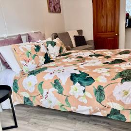 Short Stay- YOUR OWN GUESTHOUSE!，Halcombe的飯店