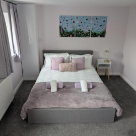 Stylish town flat in Bude, with secure parking