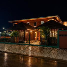 Modern 2 Bedroom Apartment Fast WiFi AC North Paramaribo, хотел в Парамарибо