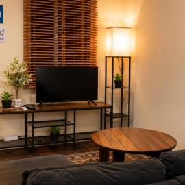 Bright 2 Bedroom Apartment Fast WiFi AC North Paramaribo, hotel in Mon Plaisir