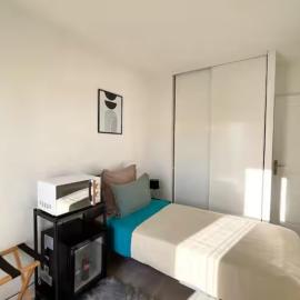 Chambre douillette avec parking privé, salle de bains privée et Netflix