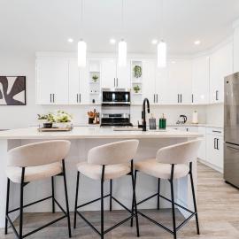 Luxury Inner City Home Near DT & Stampede With Air conditioner I Fast Wifi I Free Parking I King Bed, מלון בקלגרי