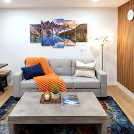 Modern 2BR Suite Near Anthony Henday with Parking, Workspace, and Laundry, hotel in Edmonton