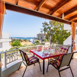 Spacious 2BR Apartment with Balconies, hôtel à Karpathos