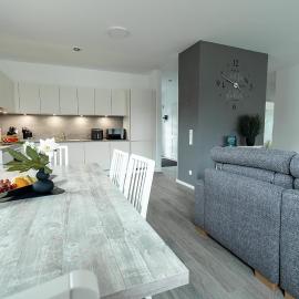 Nord & Wind Ruhiges Ferienhaus mit Wallbox & Whirlpool 800 m zur Nordsee, отель в Бюзуме