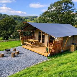 Safari Tent with Hot Tub in heart of Snowdonia, готель у місті Долгелай