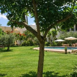 White Family Villa - Private Pool - AC - Very Big Garden - 5 bedrooms - 5- Min Walk to Beach, hotel in Alexandria