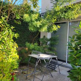 Studio cosy Climatisation, terrasse privée, parking devant la maison, hotel v destinaci Nevers