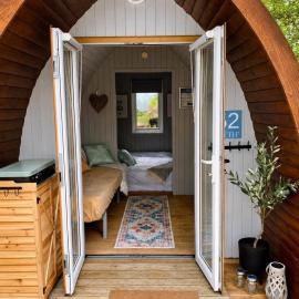 'Nyth' GLAMPING LOG POD, SLEEPS 4 NOBLE COURT HOLIDAY PARK PEMBROKESHIRE, hotelli kohteessa Pembrokeshire