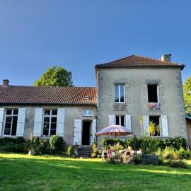 Belle et Grande maison de vacances, hotel in Saint-Marc-à-Frongier