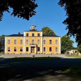 Rosenträdgården - Private guesthouse at Stäringe, хотел в Flen