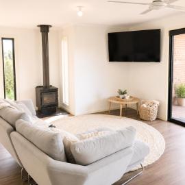 Modern family beach escape, easy walk to beach, hotel a Sandy Point