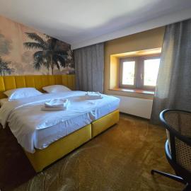 Hotel i Restauracja Pałacyk Tyrolski โรงแรมในซิราร์ดูฟ