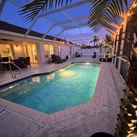 Coconut Courtyard, Tiki Hot Tub, Private Pool & Courtyard Retreat, hotel u gradu Vilidžes