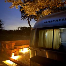 Airstream Flying Cloud at Pennington Grove, готель у місті Gatesville