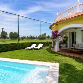 Villa independiente, vistas a golf, cerca playa, Hotel in Playa Oliva Nova