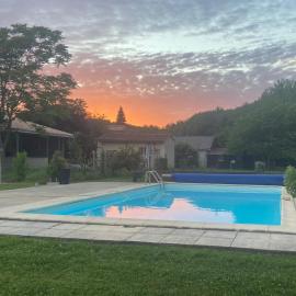 The French Hideaway Eymet - One Bedroom Apartment - Twin Or King Bed - Pool & Free Parking, hotel u gradu Eme