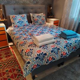 Modern and cozy end of terrace house with sauna and terrace, hotel i Laitila