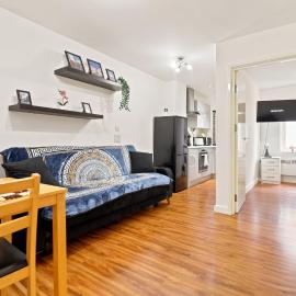 Modern 1BR Flat in Central Harrow Sleeps 4