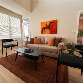 Urban Cowboy Loft - 2 Kings - Walk Downtown - Pool