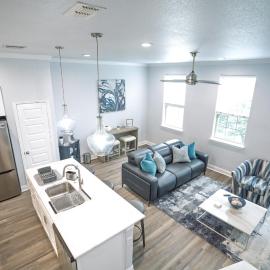Chic 3BR 3BA Townhome near Arlington Entertainment District less than 3 mins from AT&T Dallas Stadium, hotel a Arlington