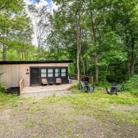 Modern Tiny Home Wraparound Deck, хотел в Great Valley