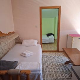 Apartmani Lazić No 11، فندق في Gracanica