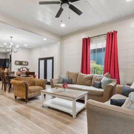 Dallas- Central Location, Spacious Backyard Pets Welcomed