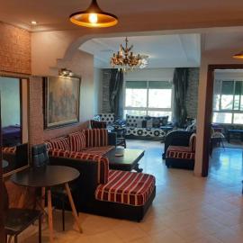 StayHere, Nice Apartment with Garden and sea view In city center Close to Beach, High-Speed WI-FI、アル・ジャディーダのホテル