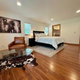 ElkLandia SuiteOnly available wMain Home Rental, хотел в Скуим