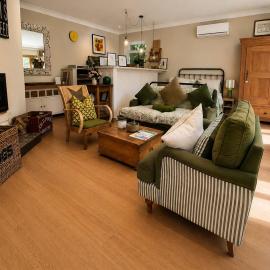The Old Pool House, Stylish Large Studio in Private Country Estate with Air Con, hotel in Bradford on Avon