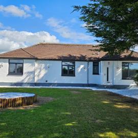 BUNGALOW 3 BEDROOMS 2 LIVING ROOM 1 KITCHEN 2 BATHROOMs, hotel in Ayr