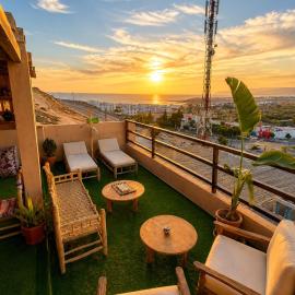 Banana Surf Camp - Yoga Vibe and Retreat Oceanfront, hotel a Aourir
