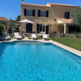 Proche Avignon, très belle maison au calme 4 chambres, hotelli kohteessa Le Pontet