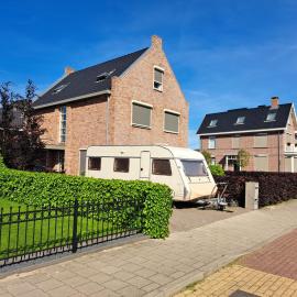 Fieldsight Doornspijk Caravan max 5 people and 1 kid - hot shower in house, hotel in Doornspijk