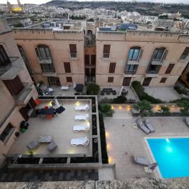 Spacious Poolside Apartment with Patio 11A2S – hotel w mieście Għajnsielem
