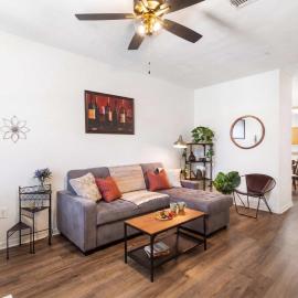 Convenient & Inviting - Fully-Equipped 2BD Condo, Hotel in Gainesville