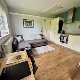 Charming village apartment in Surrey, hotel em Shepperton