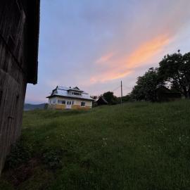 Хата у Карпатах