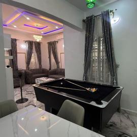 Standard 3BR Ensuite Private Compound Where You Manage Your Electricity Yourself, AC, WiFi & Snooker board for fun, hotel v mestu Irete
