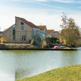 Bungalow in Zeeland with Stunning Waterside Views, hotel in Breskens