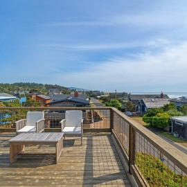 Gorgeous dog-friendly home with spectacular ocean views & deck - walk to Main St